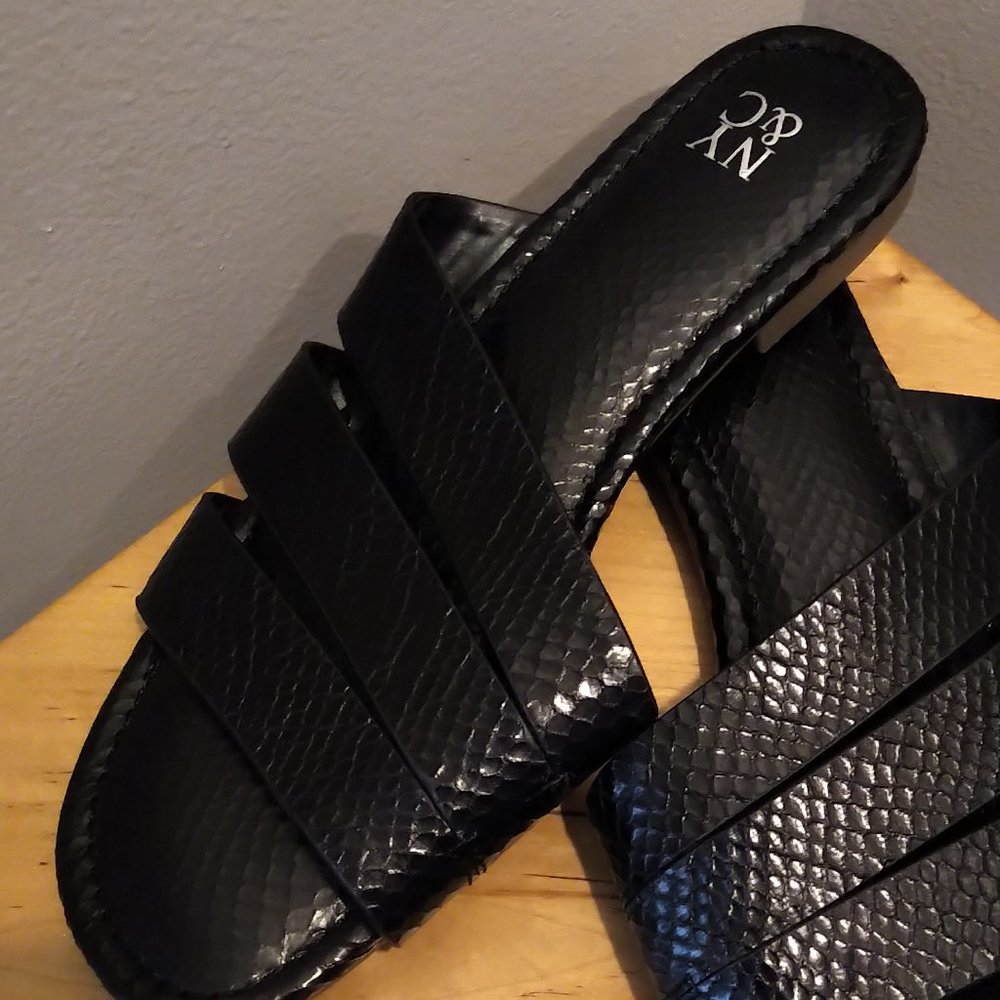 NY&C SZ 7 slip-on black snakeskin print open toe 1/2" non-slip flat sandals - Picture 11 of 11
